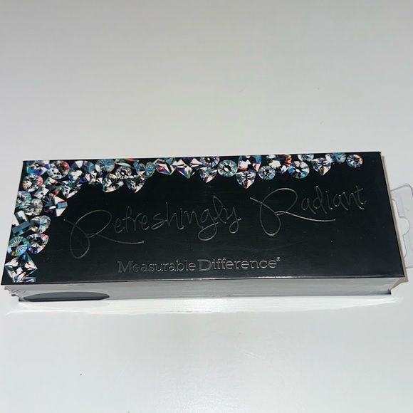 Refreshingly radiant Diamond Collection Radiant Eyeshadow & Blush Palette - Picture 3 of 5